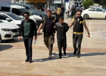 Firari hükümlü polisi görünce çorapla kaçtı