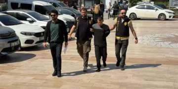 Firari hükümlü polisi görünce çorapla kaçtı