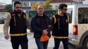 Firari hükümlü, polisi komşu sanıp kapıyı açınca yakalandı Firari hükümlü, polisi komşu sanıp kapıyı açınca yakalandı
