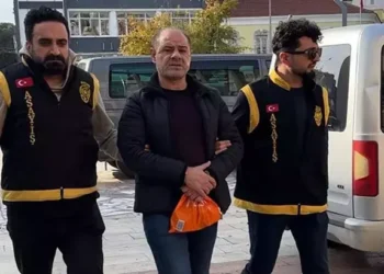 Firari hükümlü, polisi komşu sanıp kapıyı açınca yakalandı