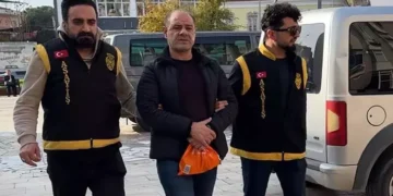 Firari hükümlü, polisi komşu sanıp kapıyı açınca yakalandı