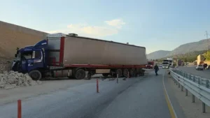 Mersin’in Mut ilçesinde mermer taşıyan TIR istinat duvarına çarptı. Çarpmanın