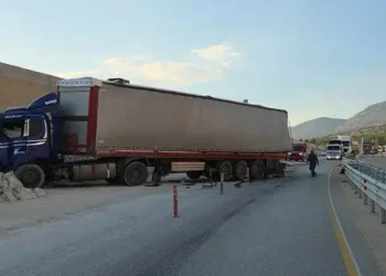 Freni boşalan TIR can aldı Mermerler işçilerin üzerine düştü