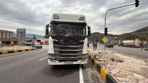 Futbolcuları taşıyan minibüs TIR’la çarpıştı 9 yaralı (2) Futbolcuları taşıyan minibüs TIR’la çarpıştı 9 yaralı (2)