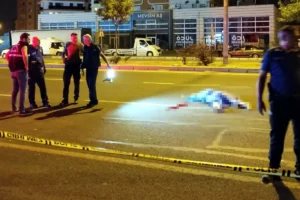 Gece yarısı feci kaza, biri çarptı diğeri ezdi