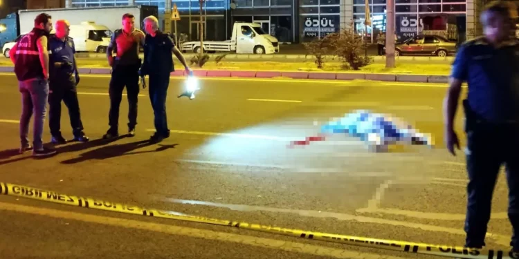 Gece yarısı feci kaza, biri çarptı diğeri ezdi