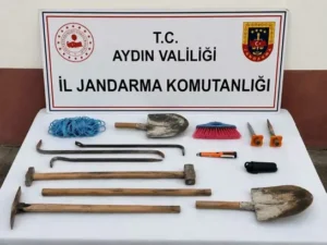 Germencik’te antik kentte kaçak kazıya 3 gözaltı Germencik’te antik kentte kaçak kazıya 3 gözaltı