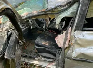Aydın'ın Germencik ilçesinde ağaca çarpan otomobilin sürücüsü eski savcı Ömer