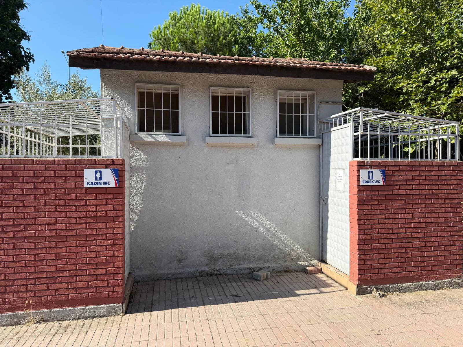 Germencik'te tuvalet var ama girmek yasak (1) Germencik'te tuvalet var ama girmek yasak (1)