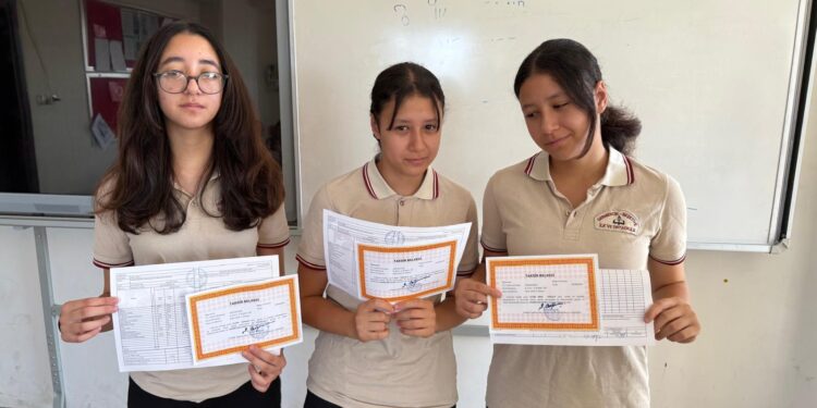 Germencik’te üçüz kardeşlerin karne sevinci (1)