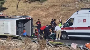 Gezi minibüsü kaza yaptı 1 ölü 16 yaralı