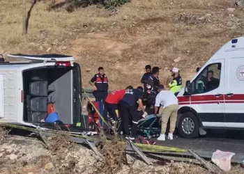 Gezi minibüsü kaza yaptı 1 ölü 16 yaralı