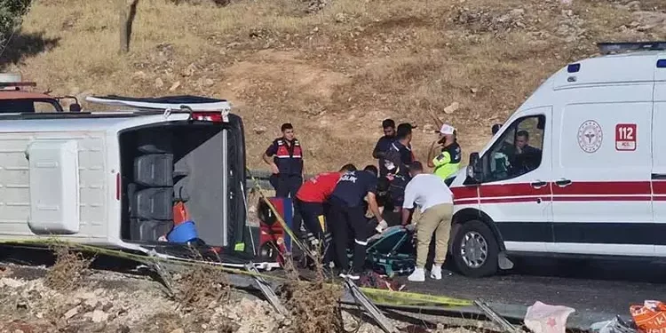 Gezi minibüsü kaza yaptı 1 ölü 16 yaralı