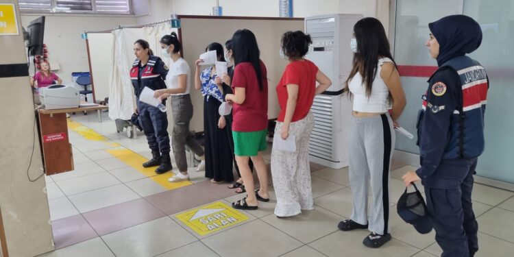 Gazinoda kaçak çalışan yabancılara jandarma baskını
