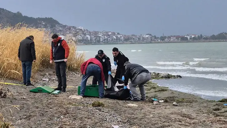 Göl kenarında erkek cesedi bulundu Isparta'nın Eğirdir ilçesinde göl kenarında erkek cesedi bulundu.
