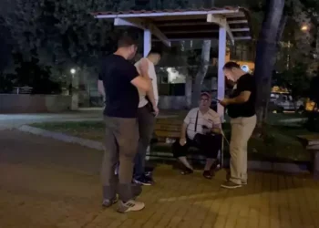 Görme engelli bankta müzik dinlerken cep telefonu çalındı