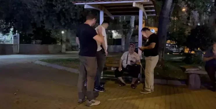 Görme engelli bankta müzik dinlerken cep telefonu çalındı