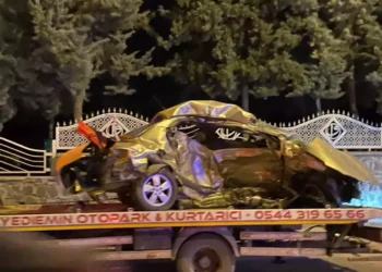 Hafif ticari araç ile otomobil çarpıştı 5 ölü, 2 yaralı