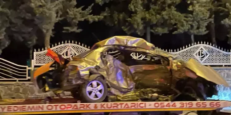 Hafif ticari araç ile otomobil çarpıştı 5 ölü, 2 yaralı