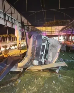 Aydın’ın Kuşadası ilçesinde hafif ticari aracın mağazaya daldığı kazada 2