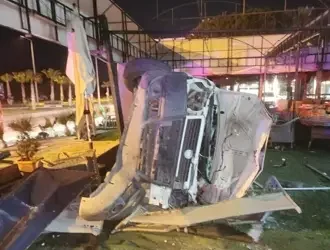 Hafif ticari araç, mağazaya girdi; 2 yaralı