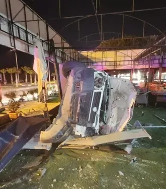 Hafif ticari araç, mağazaya girdi; 2 yaralı