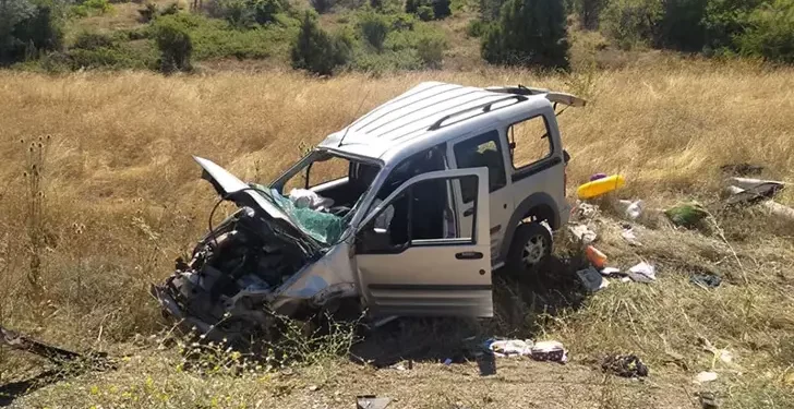 Hafif ticari araç takla attı 2 ölü, 3 yaralı