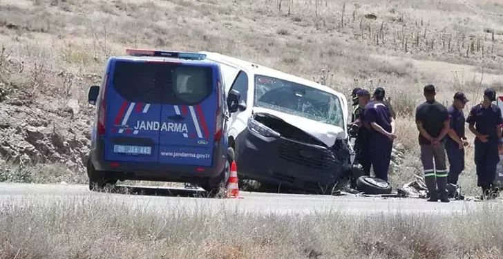 Hafif ticari araçla otomobil çarpıştı