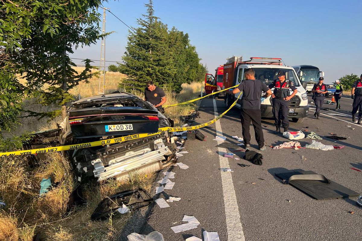 Hasretle ciktiklari yol felaketle sonuclandi 3 olu, 1 yarali