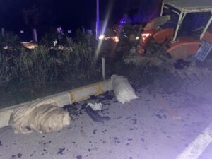 Traktörle otomobil çarpıştı, zeytinler yola savruldu