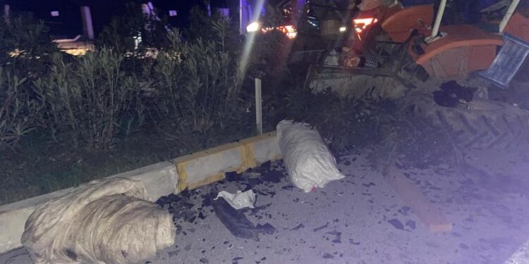 Traktörle otomobil çarpıştı, zeytinler yola savruldu