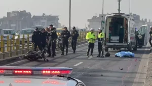 İki aracın arasından geçerken TIR'ın altında kaldı