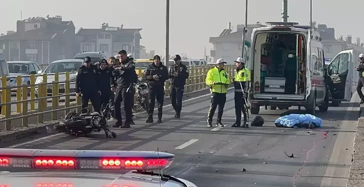 İki aracın arasından geçerken TIR'ın altında kaldı