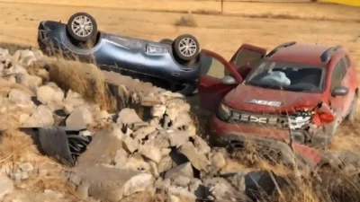 Afyonkarahisar’ın Çay ilçesinde iki otomobilin çarpıştığı kazada 2 kişi hayatını