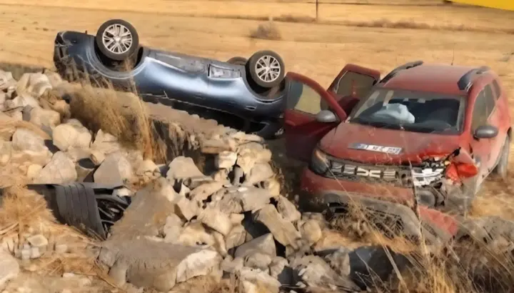 İki otomobil çarpıştı: 2 ölü, 4 yaralı Afyonkarahisar’ın Çay ilçesinde iki otomobilin çarpıştığı kazada 2 kişi hayatını