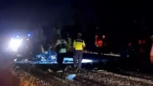 İki otomobil çarpıştı 6 ölü