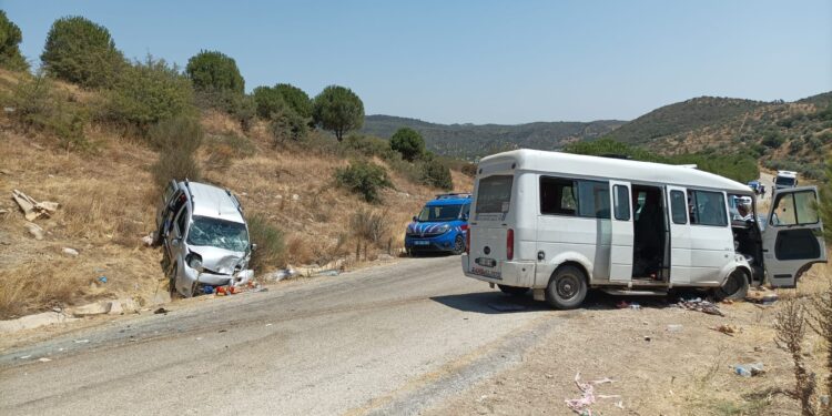 İncir işçilerini taşıyan minibüs kaza yaptı 8 yaralı (3)