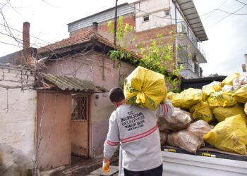 İncirliova Belediyesi’nden ailelere yakacak desteği (1)