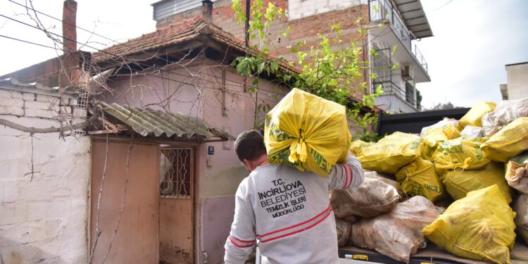 İncirliova Belediyesi’nden ailelere yakacak desteği (1)