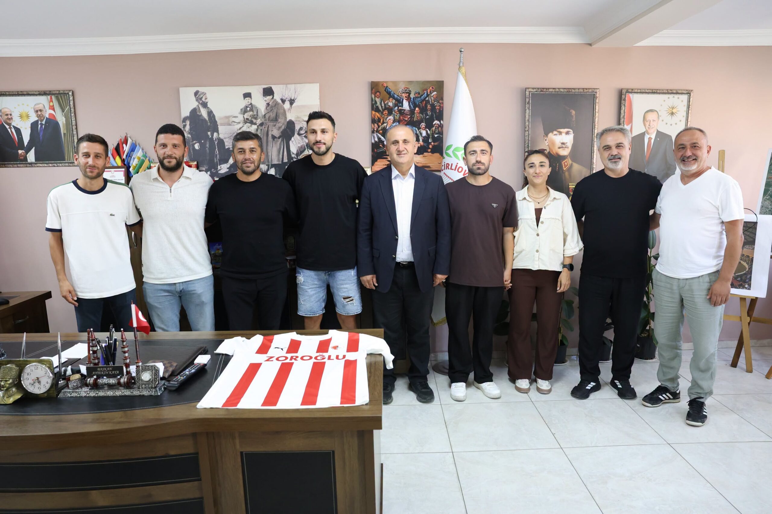 İncirliova Belediyespor’da iki yıldız oyuncu yuvada kaldı Bölgesel Amatör Lig'de (BAL) mücadele edecek olan İncirliova Belediyespor, yeni