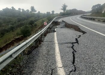 İncirliova Tire yolu çöktü