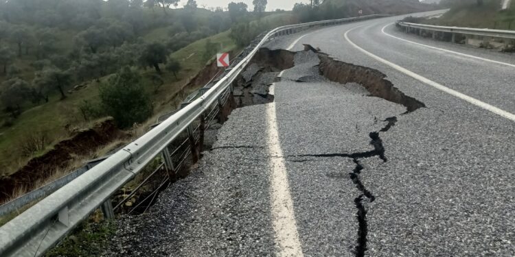 İncirliova Tire yolu çöktü