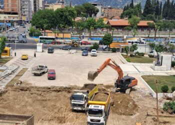 İncirliova’da 40 yıllık meydan için yıkım başladı (1)