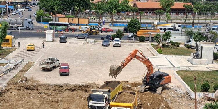 İncirliova’da 40 yıllık meydan için yıkım başladı (1)