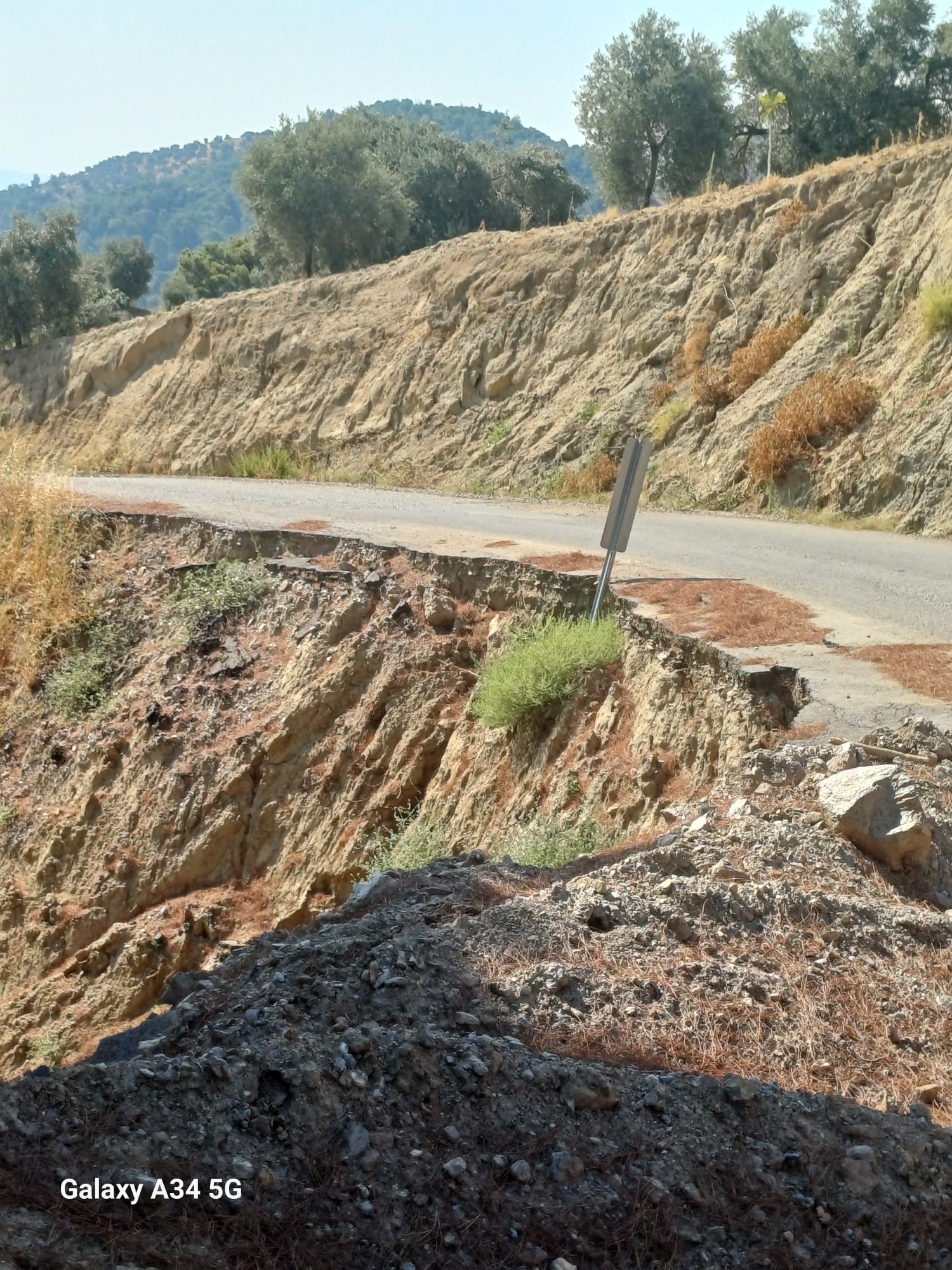 Incirliova’da 7 aydir kapali yol tehlike saciyor (1) Incirliova’da 7 aydir kapali yol tehlike saciyor (1)