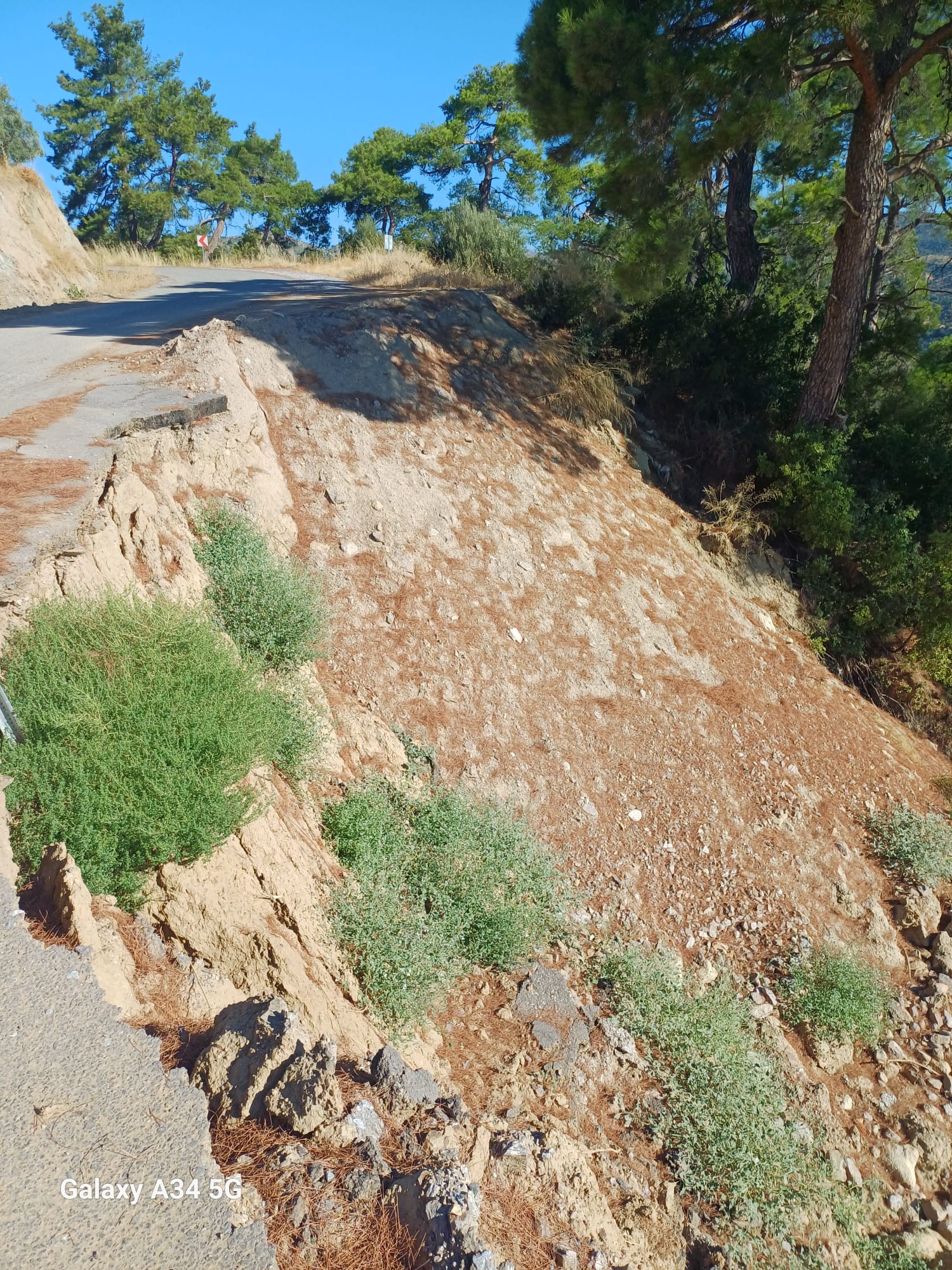 Incirliova’da 7 aydir kapali yol tehlike saciyor (2) Incirliova’da 7 aydir kapali yol tehlike saciyor (2)