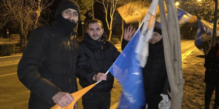 İncirliova’da AK Gençlik Caddeleri Bayraklarla donattı (1)