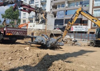 İncirliova'da Atatürk Heykeli kaldırıldı (3)