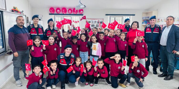 İncirliova’da Jandarmadan minik yüreklere Cumhuriyet coşkusu (1)