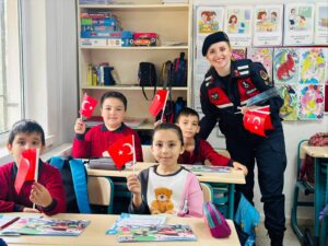 İncirliova’da Jandarmadan minik yüreklere Cumhuriyet coşkusu (3) İncirliova’da Jandarmadan minik yüreklere Cumhuriyet coşkusu (3)